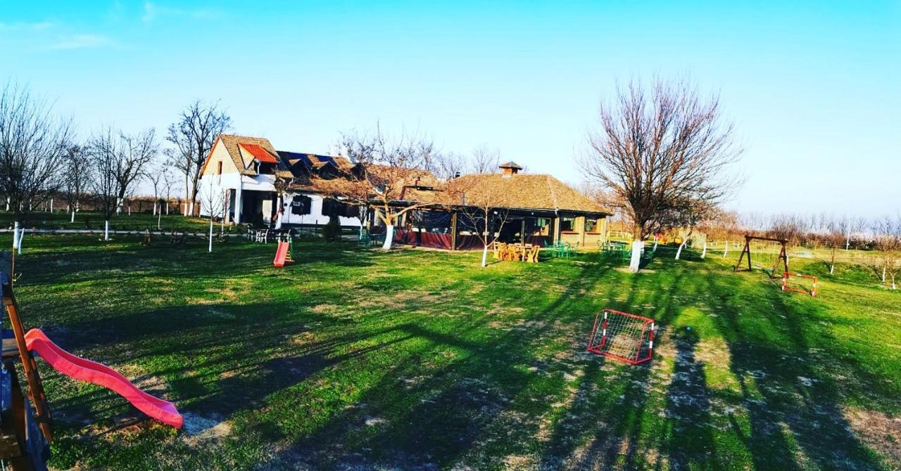 Salas Tatic Hotel Turija Exterior photo